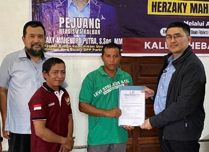 Peduli Pendidikan Daerah Perbatasan, Herzaky Demokrat Salurkan Bantuan ke Pelajar Kecamatan Galing