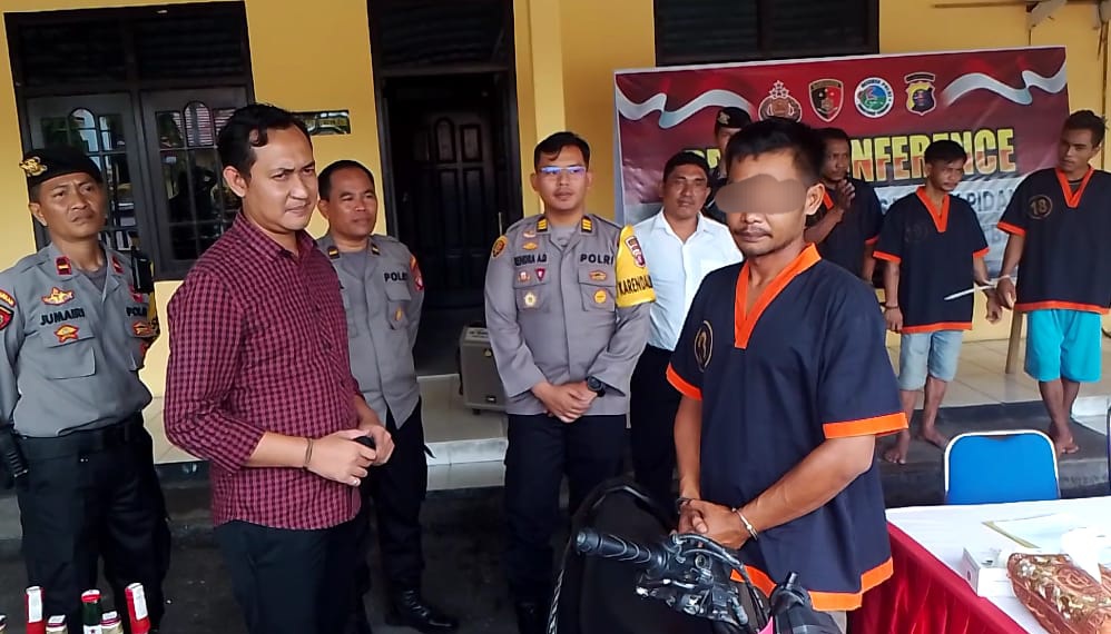 Penasaran Isi Chat Pasangannya, Pria Ini Jambret Handphone Pacarnya Sendiri