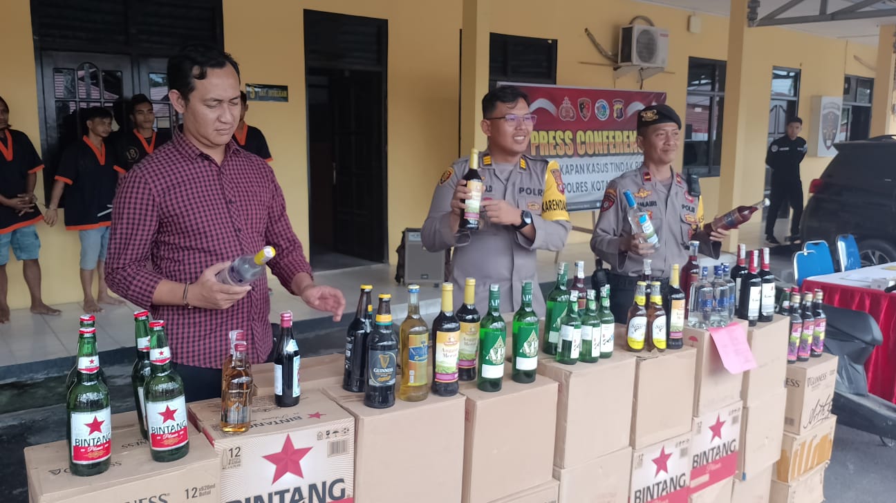 Jelang Nataru, Polisi Sita Ratusan Botol Miras di Pangkalan Bun
