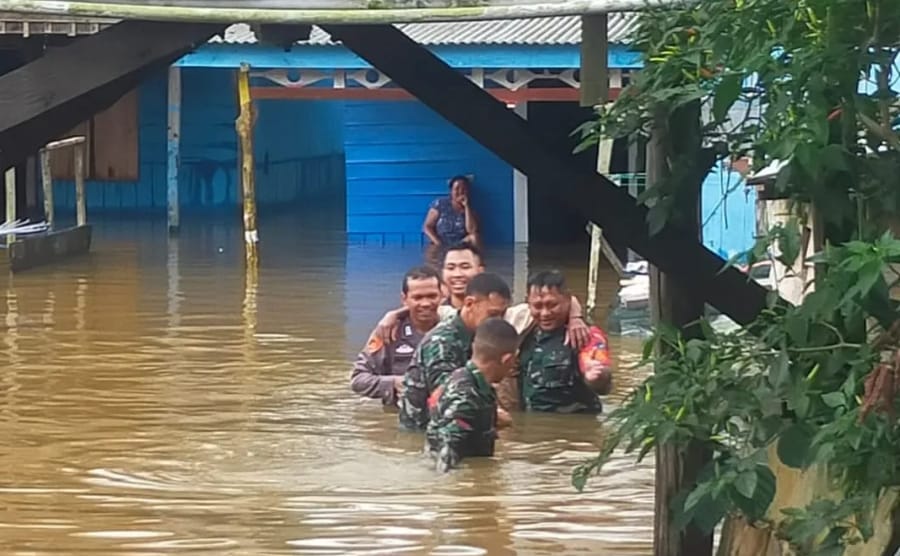 Aparat TNI Koramil Balai Riam Bantu Warga Terjebak Banjir