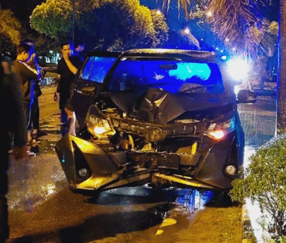 Kecelakaan Mobil Tabrak Motor di Depan Masjid Salahuddin, Sopir Diduga Konsumsi Miras