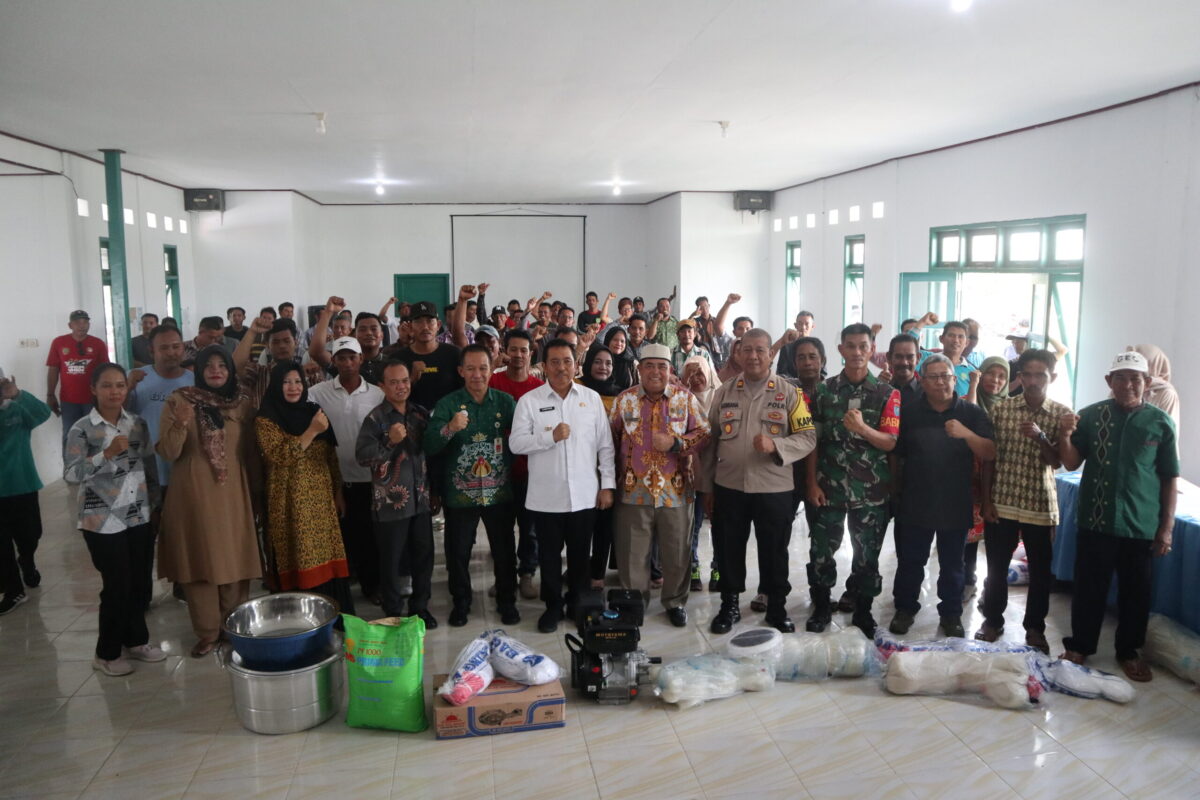 Tingkatkan Hasil Tangkapan Nelayan, Pj Bupati Kaspinor Serahkan Bantuan Sarpras Perikanan
