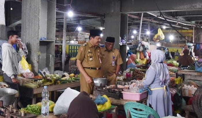 Tekan Inflasi, Pj Bupati Kobar Monitoring Harga Sembako di Pasar Indrasari