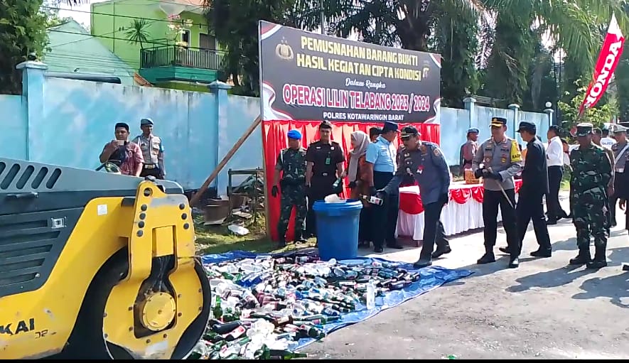 Usai Gelar Apel Pasukan, Kapolres Kobar dan Pj Bupati Musnahkan Sejumlah Barang Bukti
