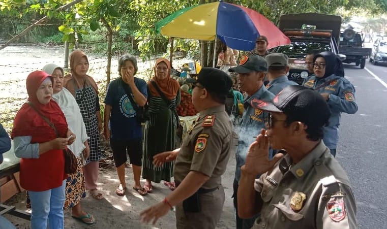 Satpol PP Kobar Tertibkan PKL yang Ganggu Lalu Lintas