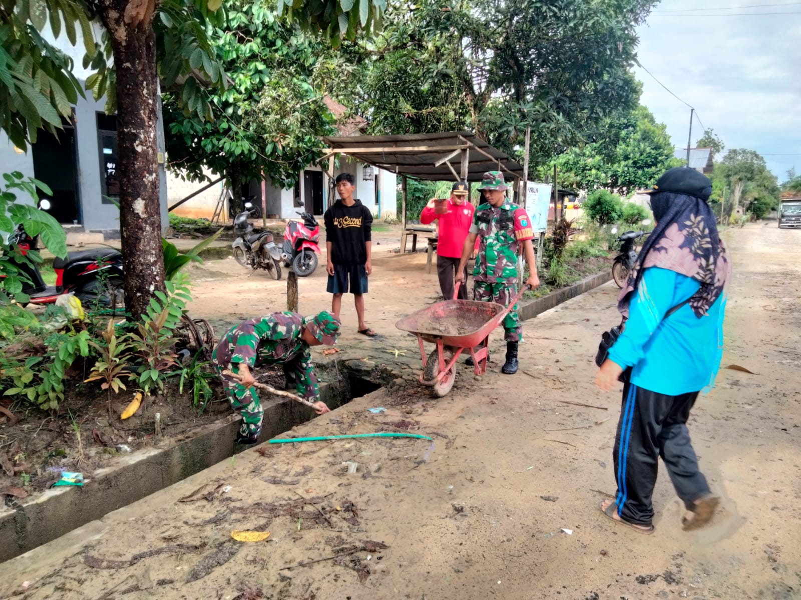 Cegah DBD dan Banjir, Koramil Arsel Bersama Warga Gotong Royong Bersihkan Parit