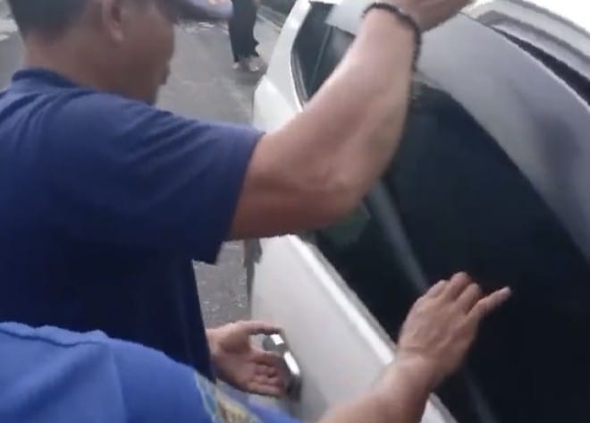 Panik! Kuncinya Tertinggal Dalam Mobil, Ibu Ini Lapor Damkar Kobar