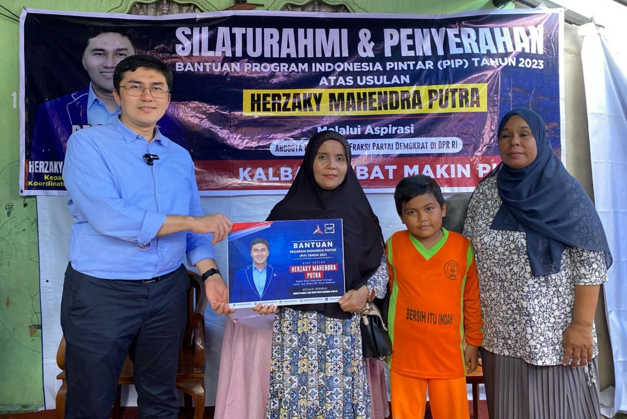 Warga Sungai Jawi Antusias Sambut Herzaky saat Bagikan Bantuan PIP