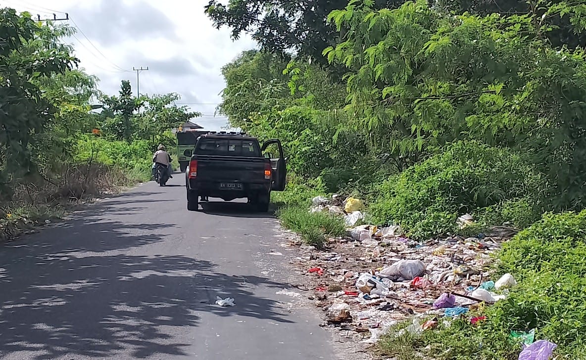 Warga Arsel Geram dengan Pengendara Mobil Bagus yang Buang Sampah Sembarangan