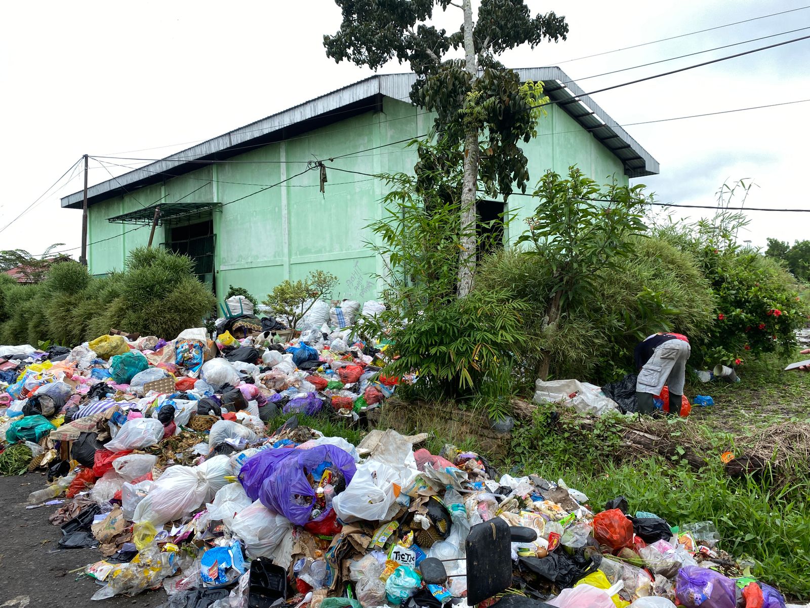 Duh! Tumpukan Sampah di Depo Cristopel Mihing Menutupi Jalan