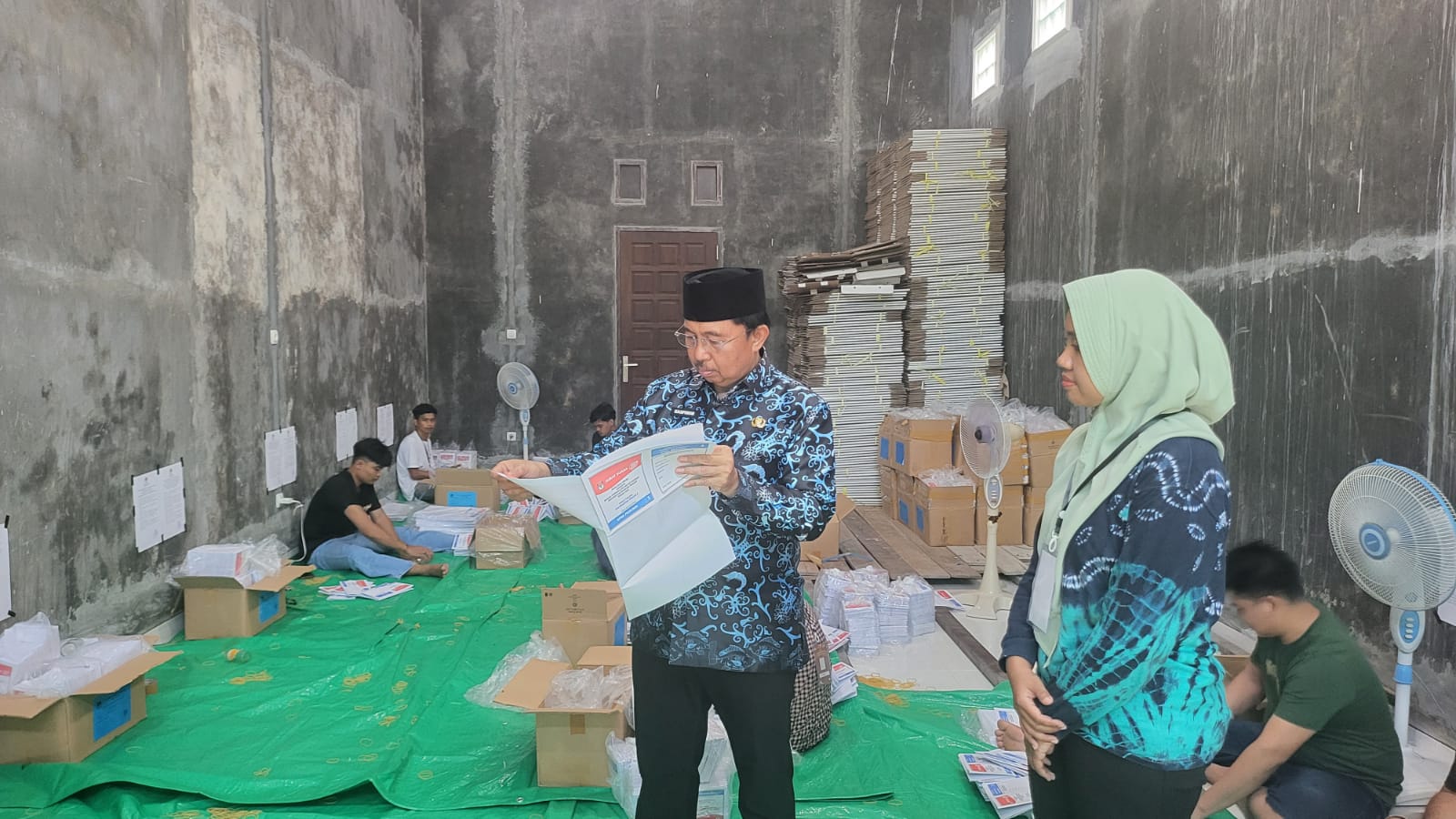 Pj Bupati Sukamara Cek Proses Penyortiran dan Pelipatan Surat Suara Pemilu 2024