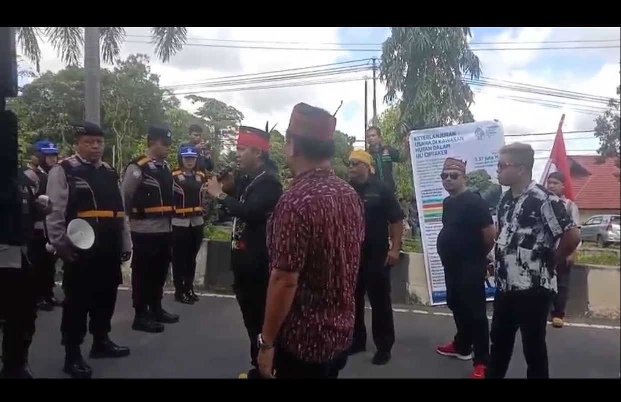 Aliansi Masyarakat Dayak Bersatu Demo Minta PN Nanga Bulik Bebaskan Petani