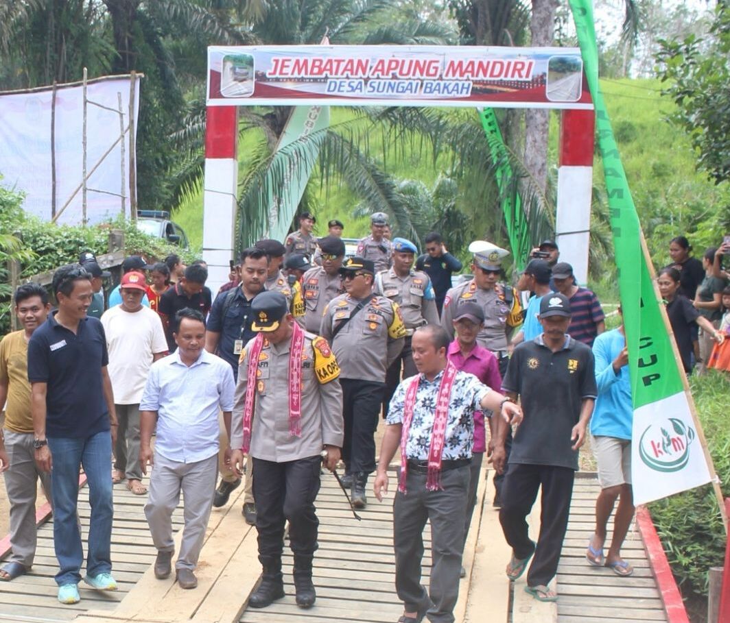 Resmikan Jembatan Apung Desa Sungai Bakah, Kapolres Melawi Harap Mampu Meningkatkan Ekonomi Masyarakat