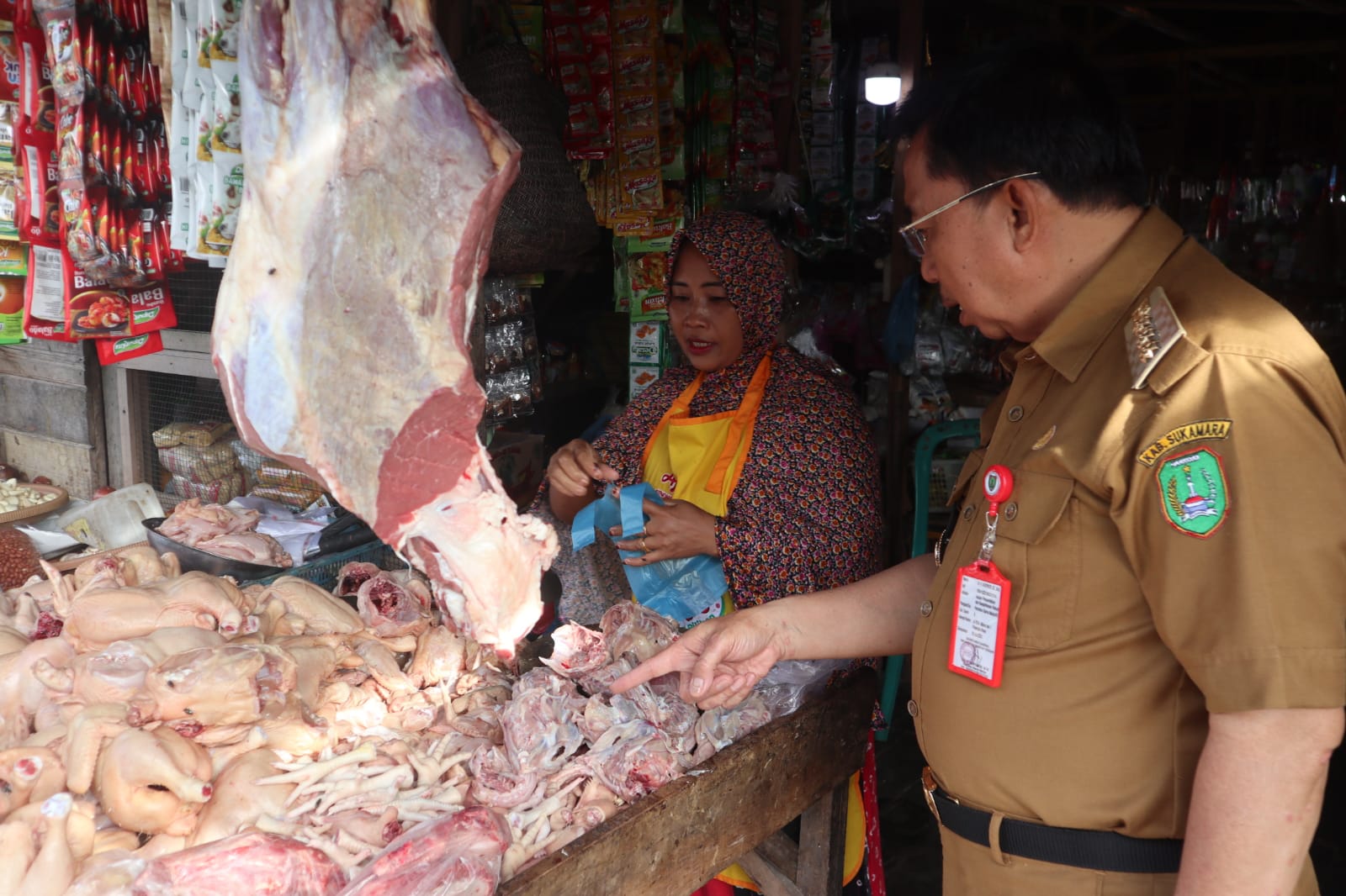 Upaya Kendalikan Inflasi, Pj Bupati Kaspinor Tinjau Pasar Saik Sukamara