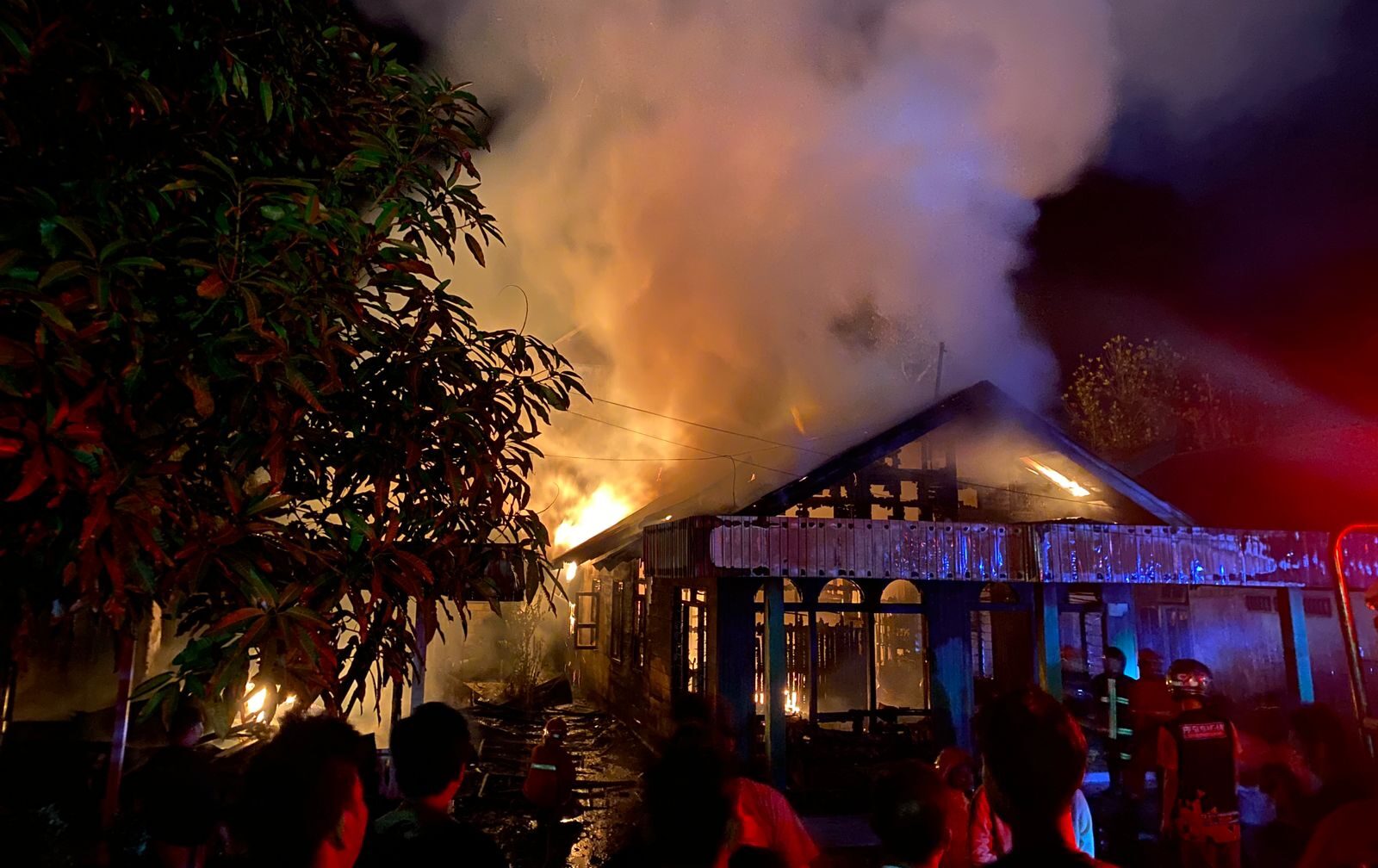 Diduga Korsleting Listrik, Dua Buah Rumah di Depan Jalan Dewi Sartika Hangus Terbakar