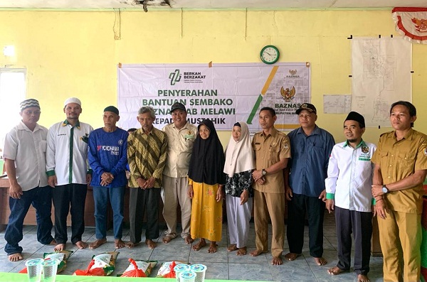 Baznas Melawi Salurkan Paket Sembako, Kades Labai Mandiri: Sangat Membatu Warga