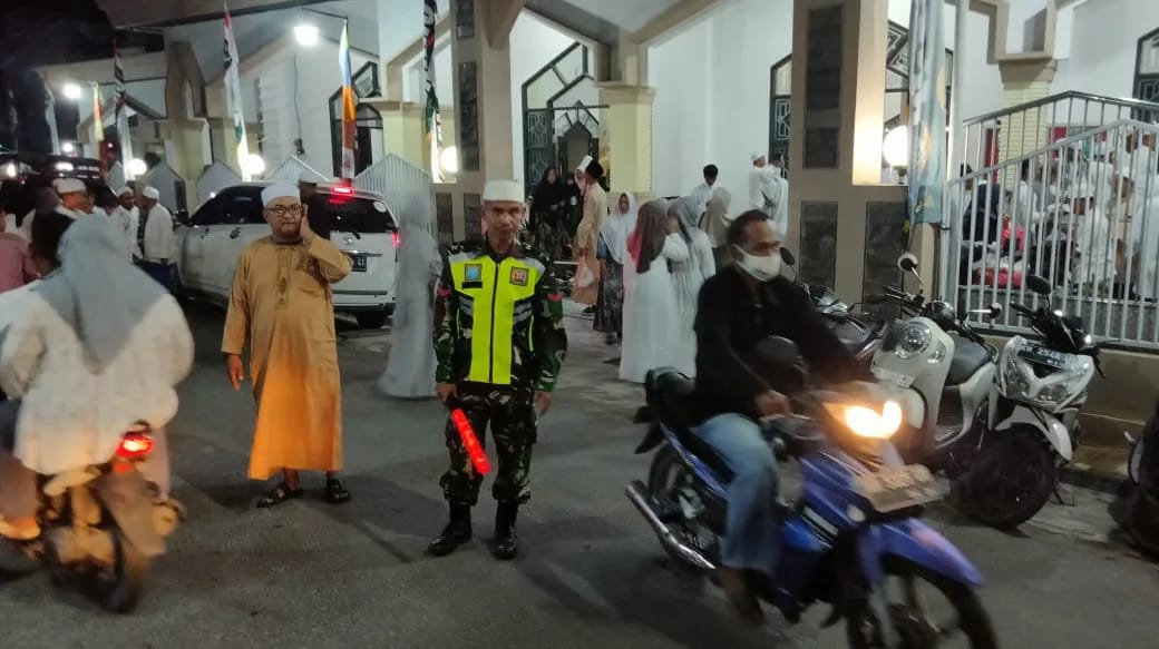 Babinsa Kumai Bantu Amankan Kegiatan Haul Abah Guru Sekumpul ke-19