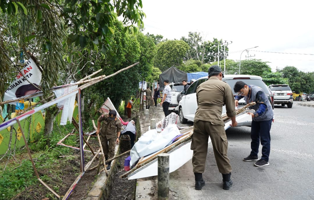 Copot Poster Caleg di Pohon, Bawaslu Kobar: Tidak Sesuai Regulasi