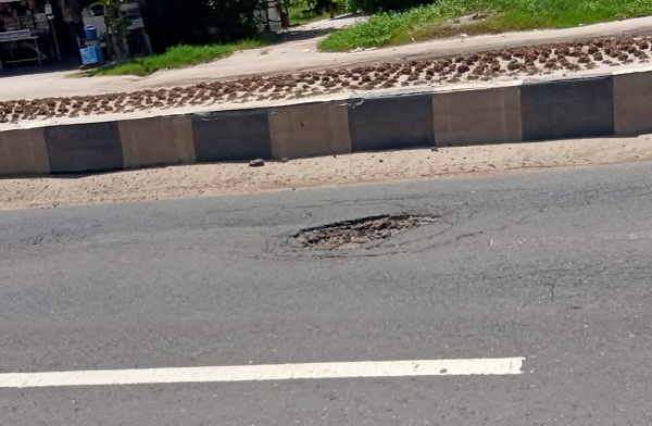 Ada Lubang di Jalan Tjilik Riwut Km 2.5 Muara Gerbang Pemkab Katingan, Pengendara Diminta Hati-hati