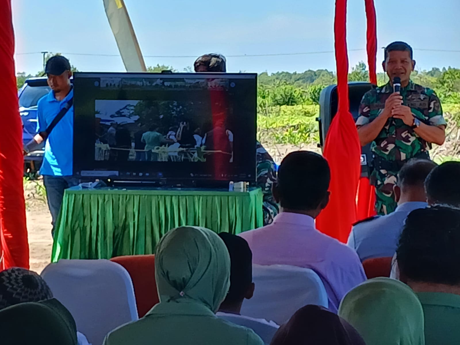 Vidcon Bersama Kasad, Kasdim Pangkalan Bun Serahkan Bantuan Sembako dan Bibit Ternak ke Warga