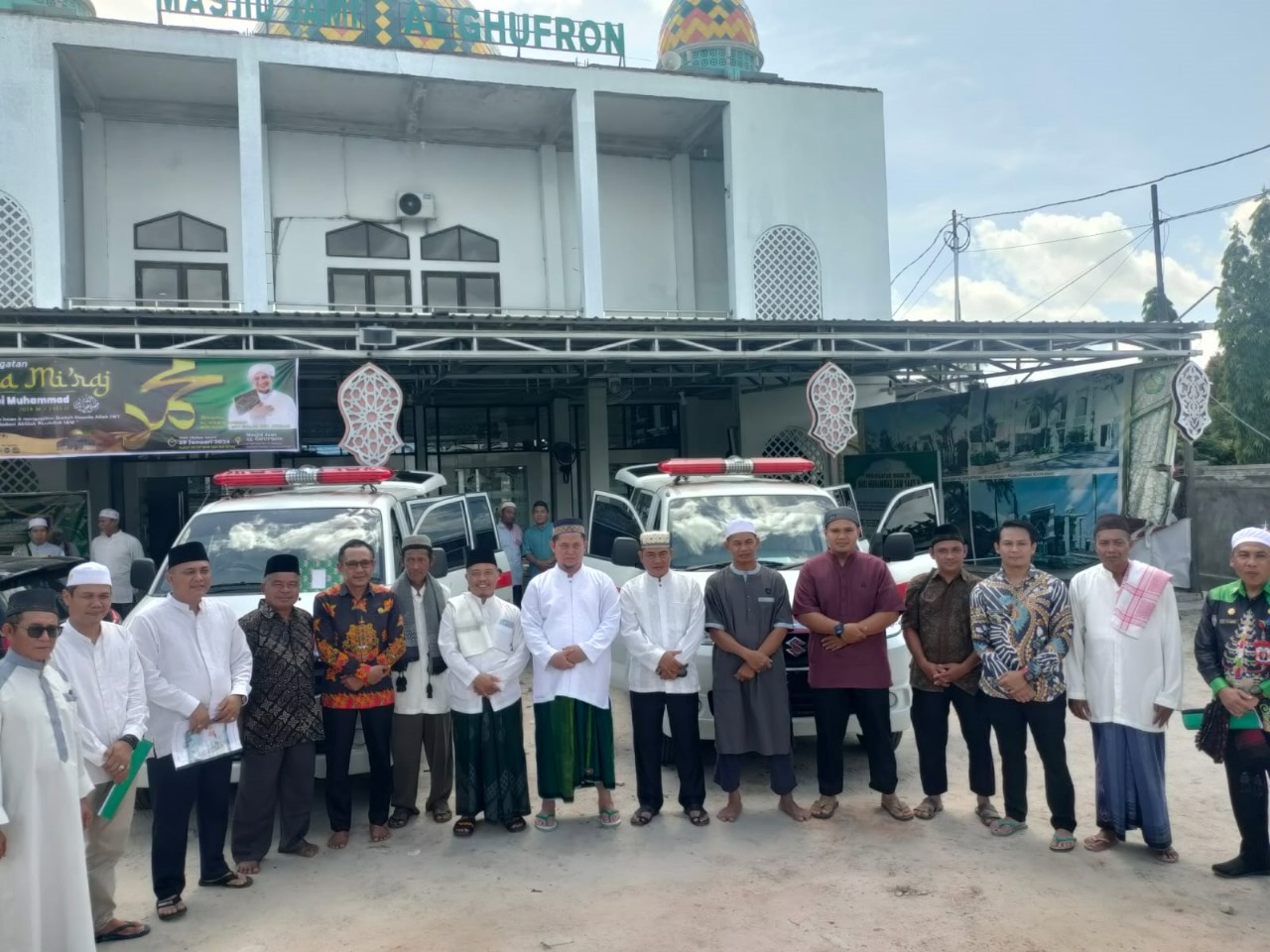 Pj Bupati Katingan Serahkan Bantuan Dua Unit Mobil Ambulan untuk Masjid Al Ghufron Kasongan