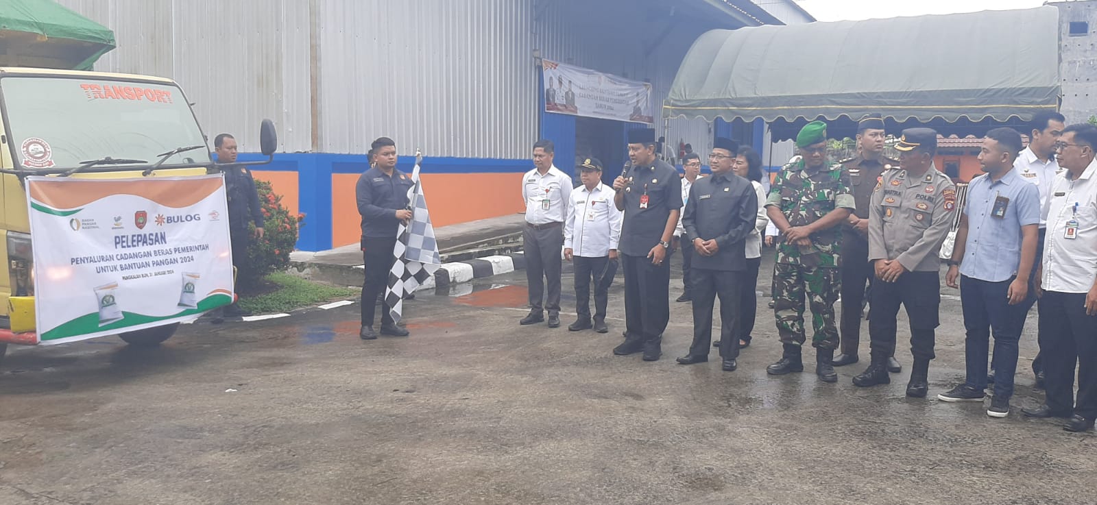 Ribuan PBP Terima Bantuan Beras dari Pemkab Kobar
