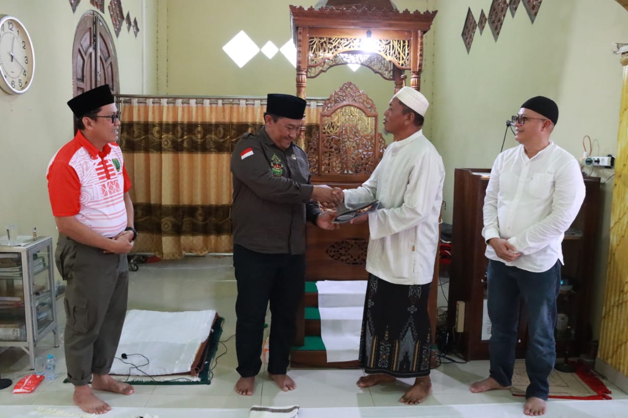 Wagub Salurkan Bantuan Uang dari Gubernur Sugianto Sabran untuk Masjid Besar Ar-Rahman Pematang Karau