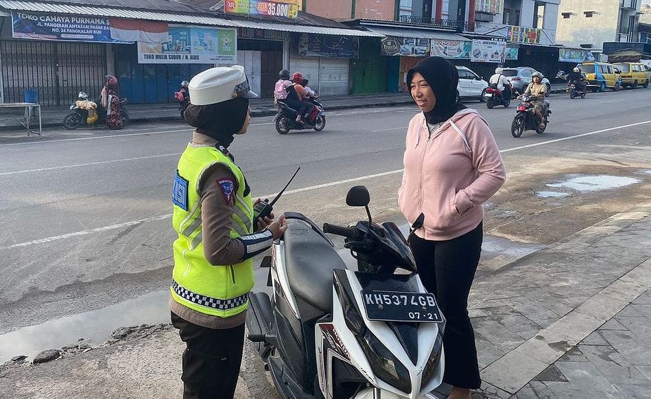 Tak Gunakan Helm, Emak-emak Harus Siap Ditegur Polisi