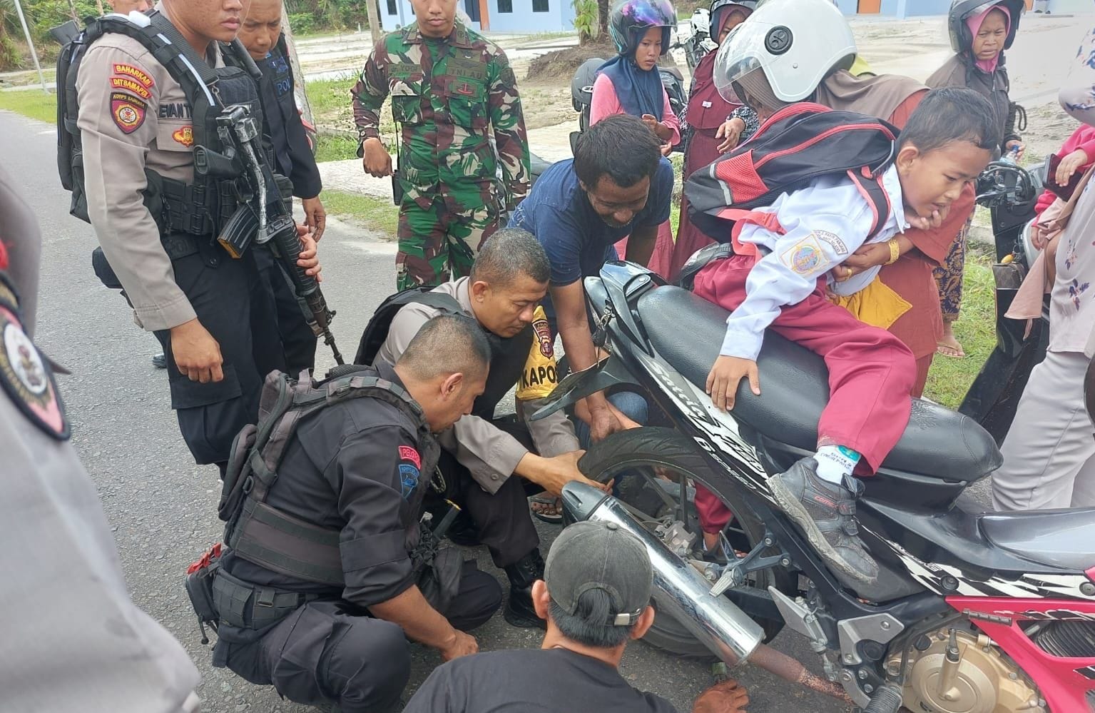 Bantu Anak SD Terjerat Rantai Sepeda Motor, Polisi Ini Panen Pujian