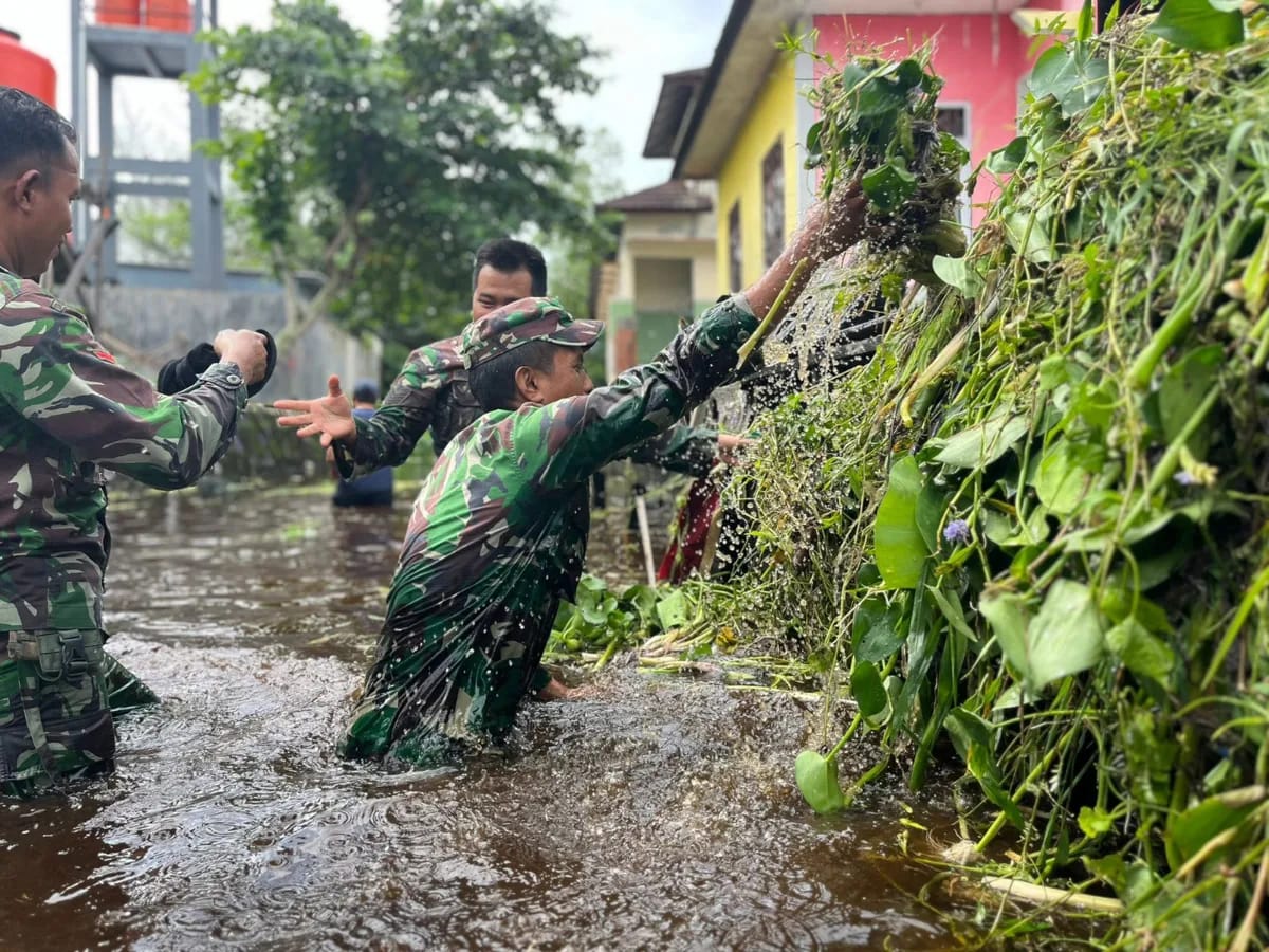 Hari Peduli Sampah Nasional, Koramil Kumai Gelar Karya Bakti Bersihkan Saluran Air
