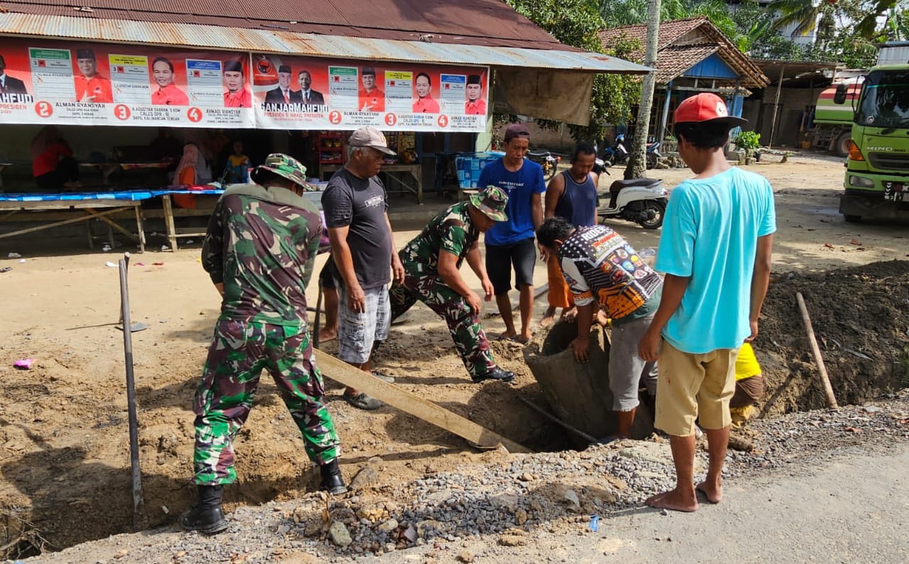Selalu Siap Tanggap, Koramil Pangkalan Banteng Bantu Warga Perbaiki Gorong-gorong