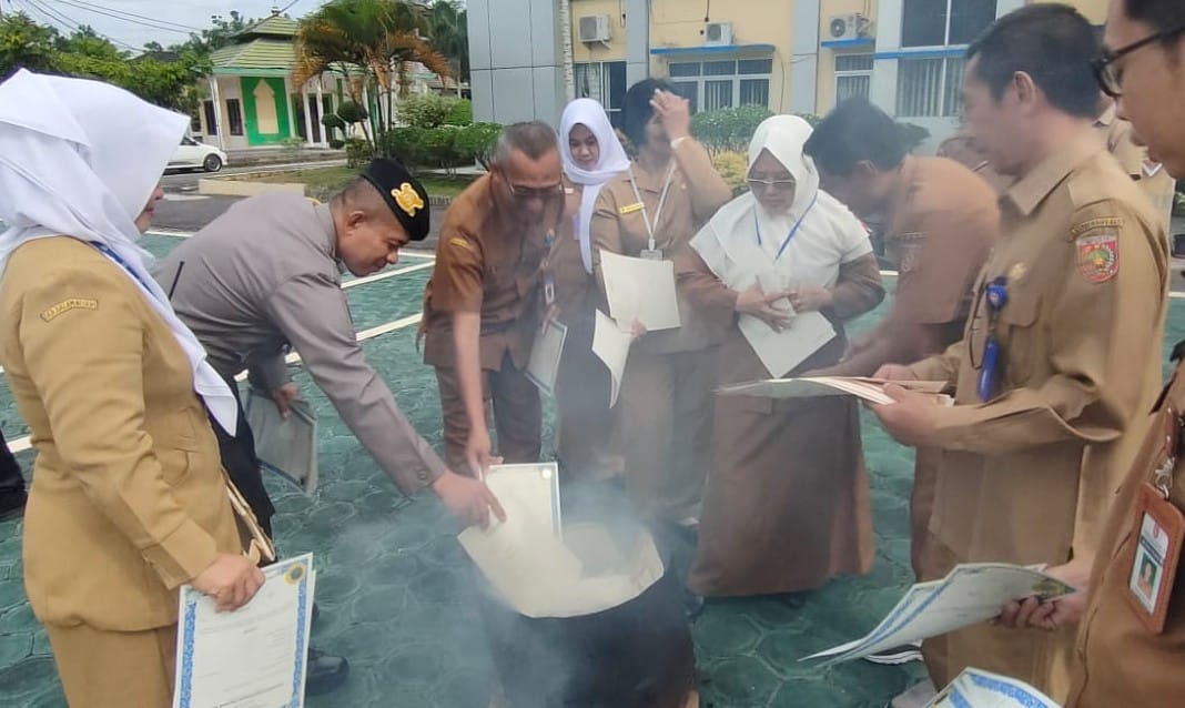 Jaga Keaslian Dokumen, Disdik Kobar Musnahkan Ratusan Blangko Ijazah