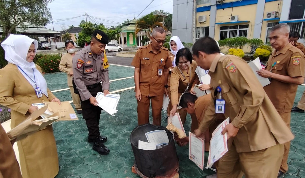 Polres Kobar Kawal Pemusnahan Ratusan Blangko Ijazah