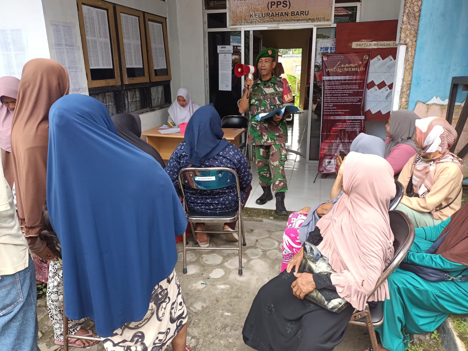 Babinsa Koramil 01/Arsel Dampingi Penyaluran Bantuan Beras Pemerintah, Pastikan Tepat Sasaran