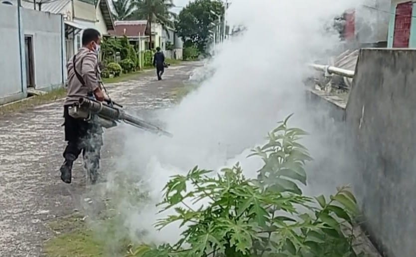 Cegah DBD, Pak Bhabin Sungai Kapitan Lakukan Fogging di Sekitaran Jalan