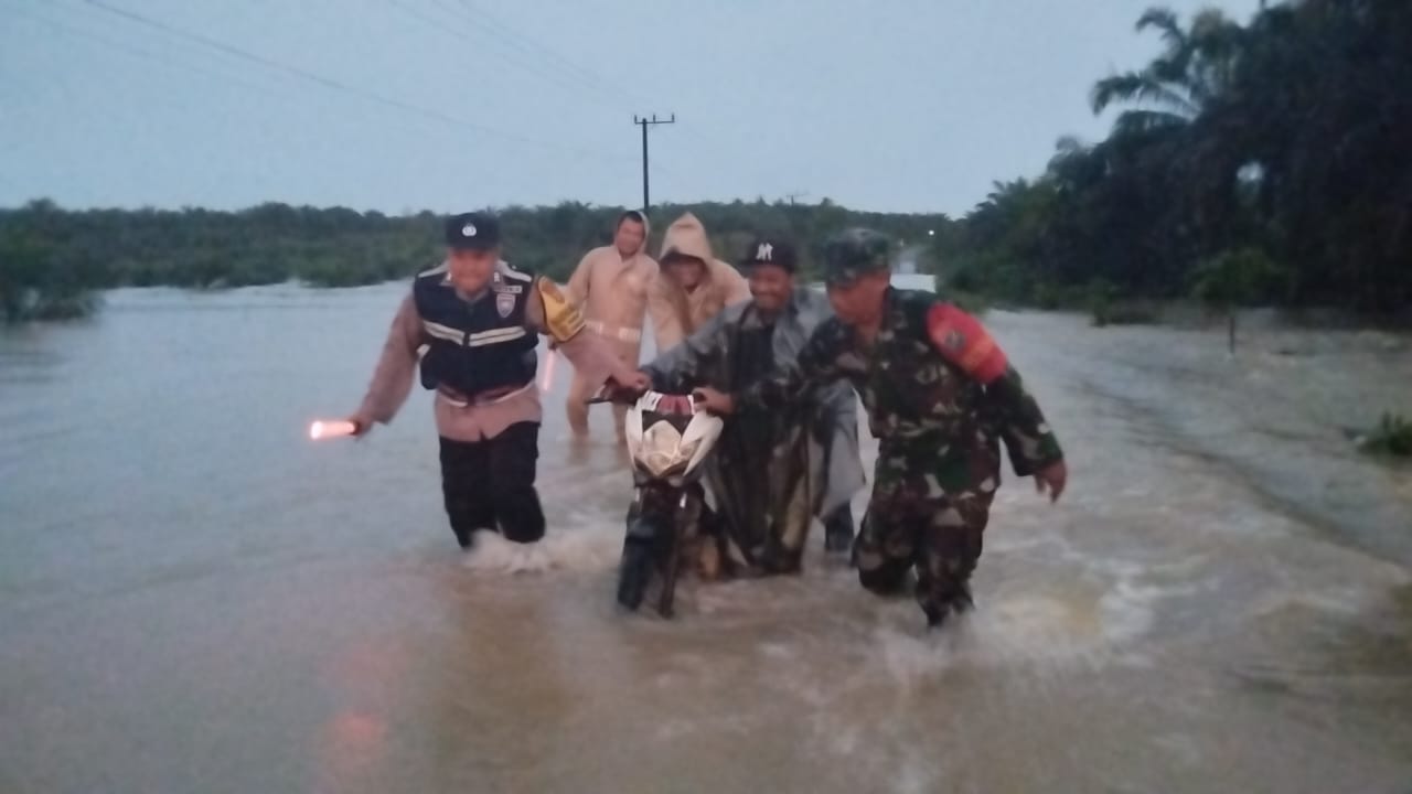 Babinsa Bantu Warga Dorong Kendaraan yang Mogok di Pangkalan Durin