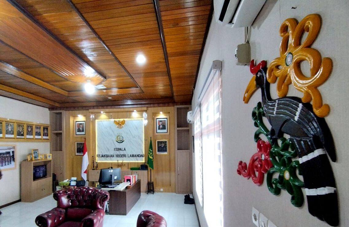 Strategi Kejari Lamandau Tingkatkan Layanan Hukum dengan Memasang Ornamen Dayak