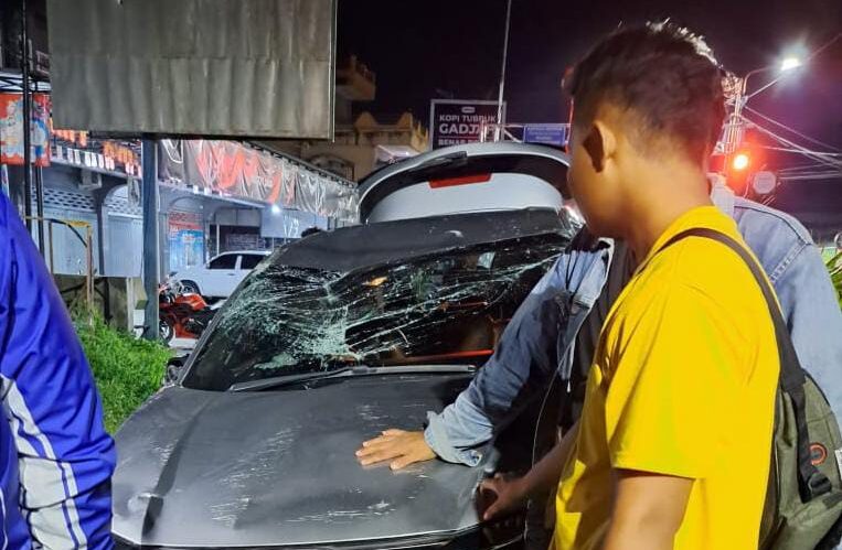 Polisi Periksa Pasangan Kekasih yang Bertikai Hingga Mobilnya Terbalik