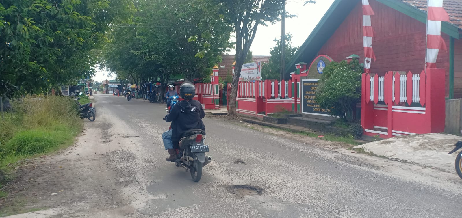 Orang Tua Murid Keluhkan Lubang Menganga di Jalan H Imran