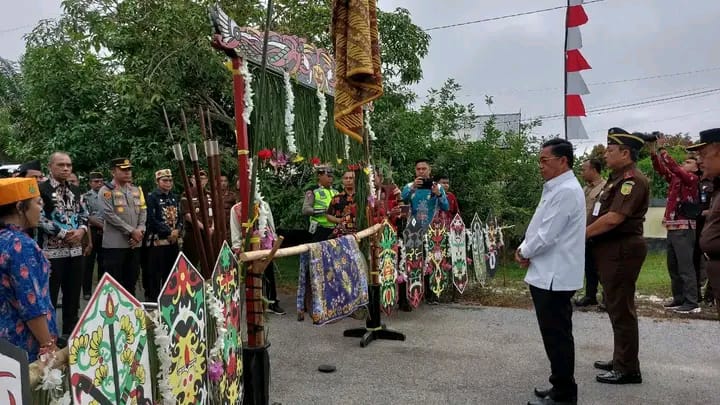 Kunker di Katingan, Wakil Jaksa Agung RI Disambut  Tarian Adat Dayak Ngaju dan Potong Pantan