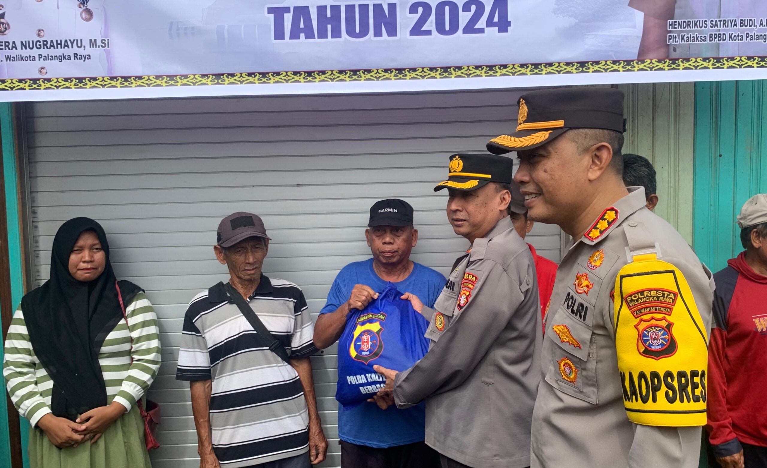 Kapolda Kalteng Salurkan 200 Paket Sembako Kepada Korban Banjir