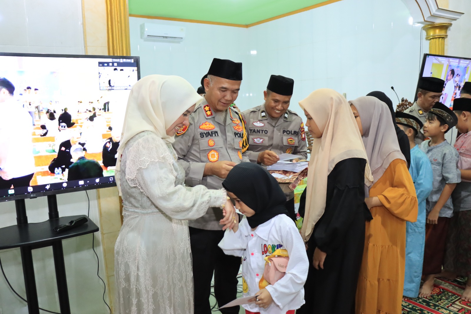 Kapolres Melawi Ikuti Nuzulul Quran Polda Kalbar, Berikan Ratusan Santunan ke Yatim Piatu
