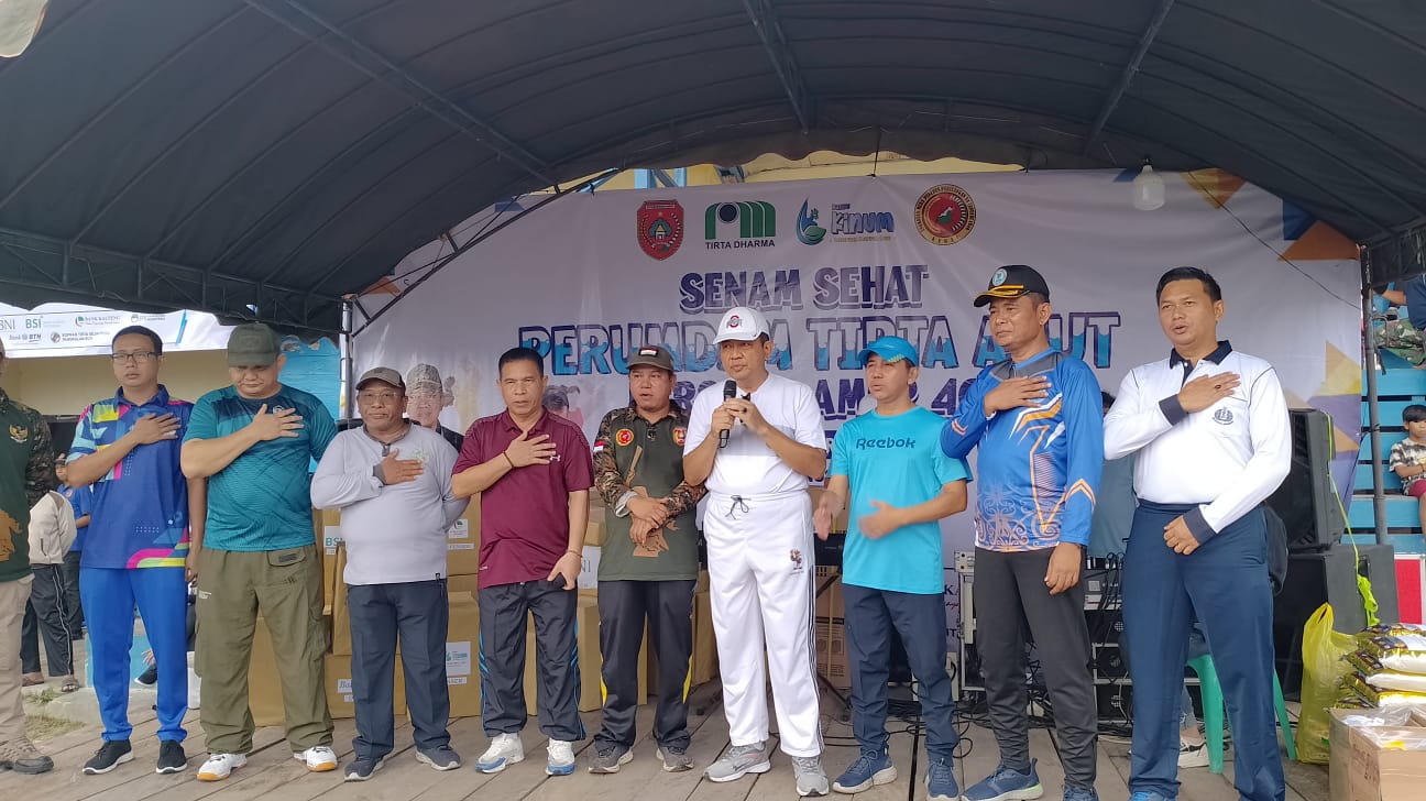 Pj Bupati Budi Santosa bersama Ratusan Masyarakat Kumai Ikuti Senam Sehat PDAM Tirta Arut