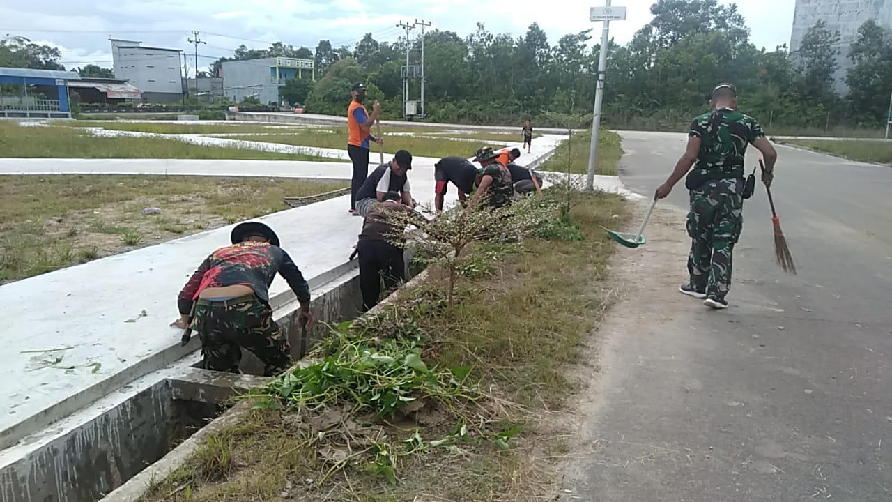 Antisipasi Banjir, Koramil 1017-02 Lamandau Kerja Bakti Bersihkan Parit Bersama Warga