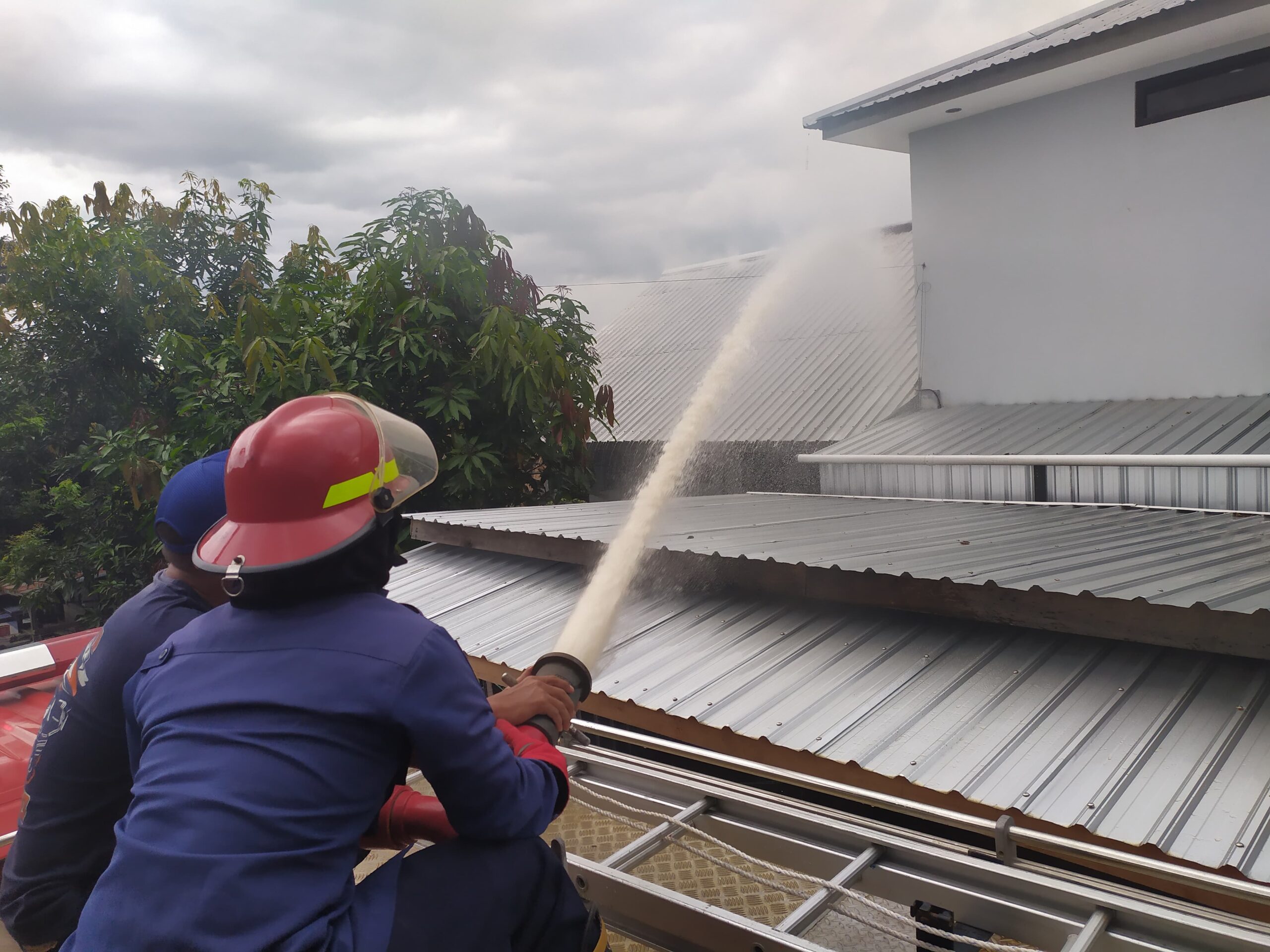 Damkar Kobar Padamkan Api yang Membakar Atap Kantor Borneo News