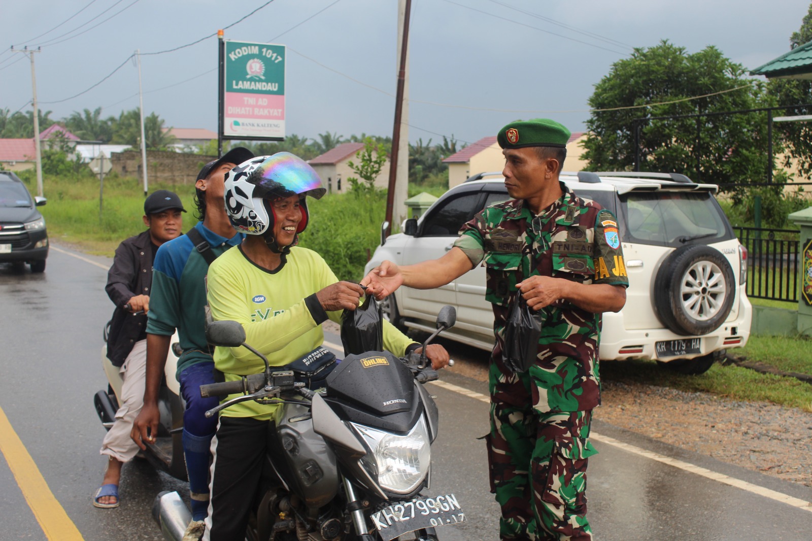 Kodim 1017 Lamandau Bagi-bagi Takjil untuk Masyarakat dan Pengendara