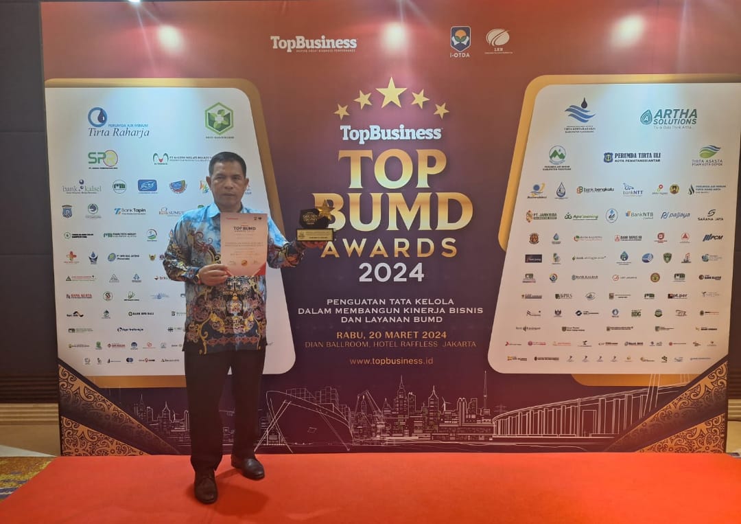 Perumdam Tirta Arut Kobar Raih Penghargaan Tertinggi Golden Trophy Top BUMD 2024