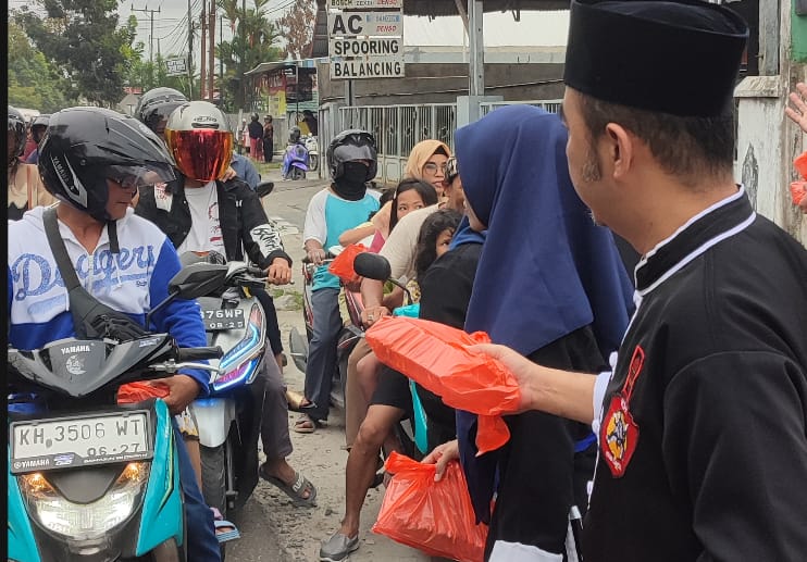 Dekatkan Diri dengan Warga Kobar, IKSPI Kera Sakti Bagikan Takjil