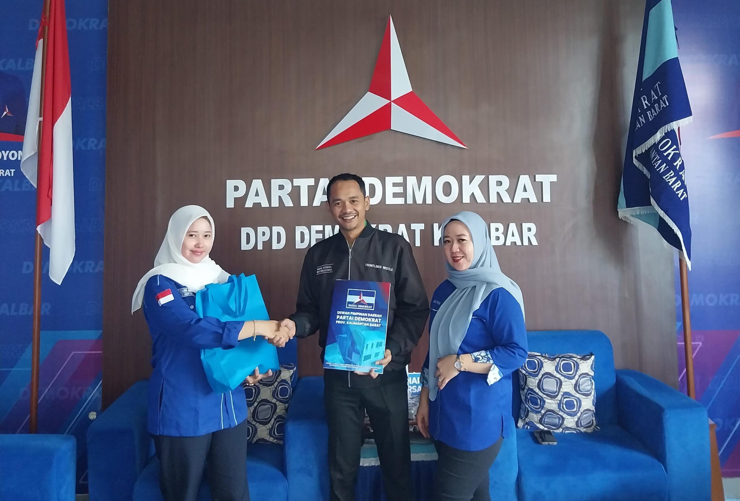 Dorong Herzaky Maju di Pilgub Kalbar, Relawan Ambil Formulir Pendaftaran Cagub di Kantor Demokrat