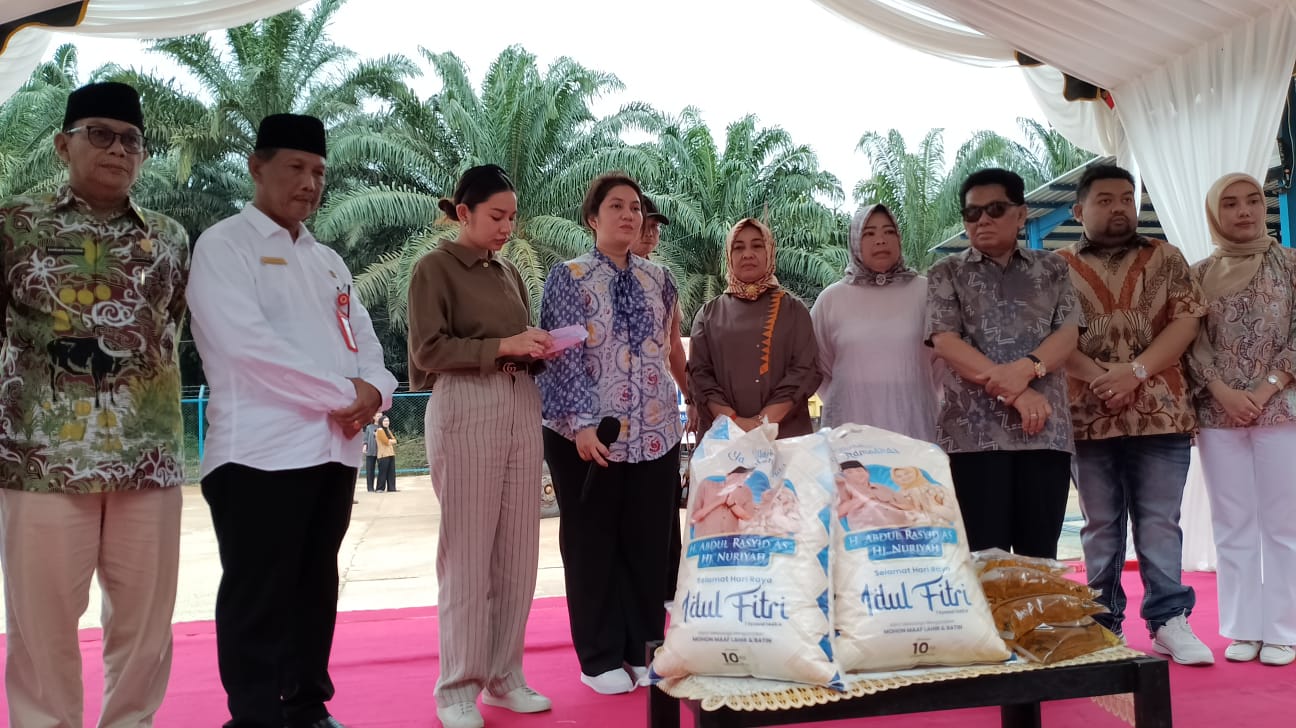 H Abdul Rasyid dan Istri Salurkan Zakat 500 Ton Beras untuk Warga Kalteng